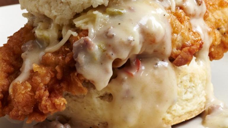 查尔斯顿 Hominy Grill 餐厅的主厨 Robert Stehling 从传统菜肴中汲取灵感，从头开始烹制特色美食。