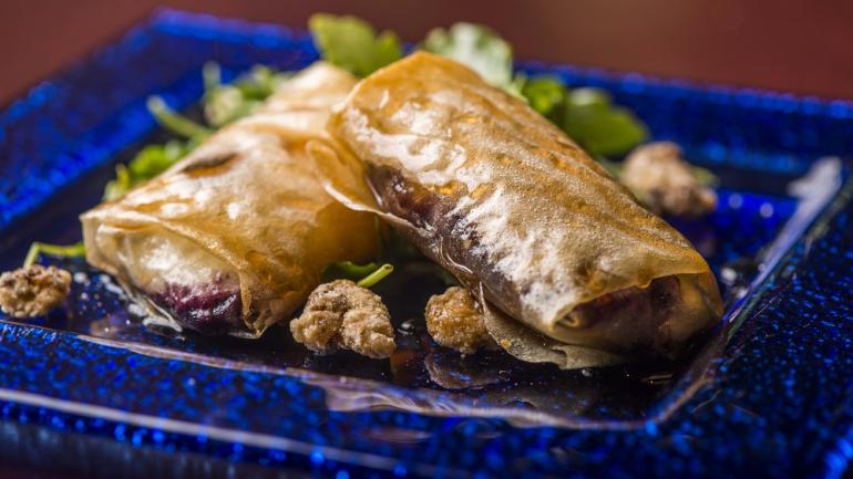 格林维尔 Passerelle Bistro 餐厅的烹饪主厨 Teryi Youngblood 在传统菜肴中融入法式风味，然后添加一些现代手法，烹制出一流美食。