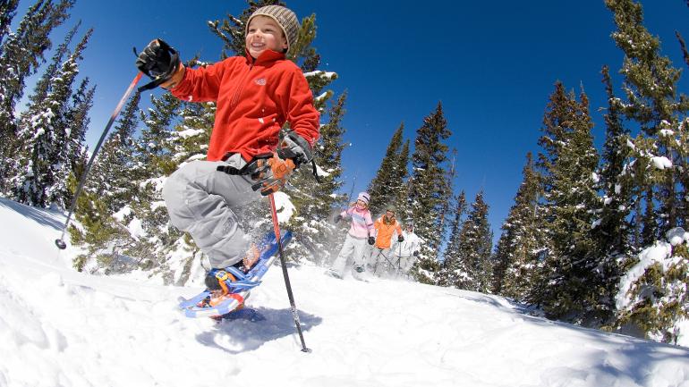 冬の間、ベイル山では、スキーをはじめとするスノースポーツが中心となります。