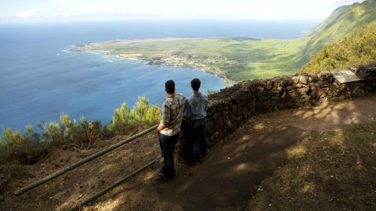 在卡劳帕帕观景台上欣赏风景