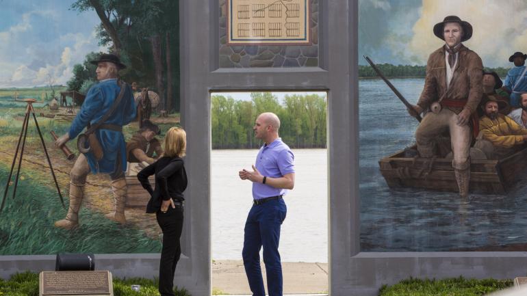 Présentation des peintures murales qui ornent le mur anti-crue surplombant la rivière Ohio à Paducah, Kentucky