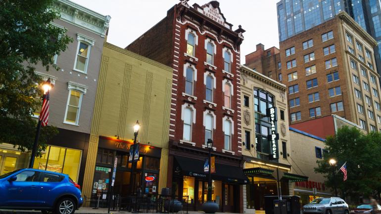 傍晚的羅利費耶特維爾街 (Fayetteville Street)