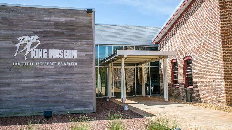 ミシシッピ州インディアノーラにあるB.B. キング博物館の展示を見学