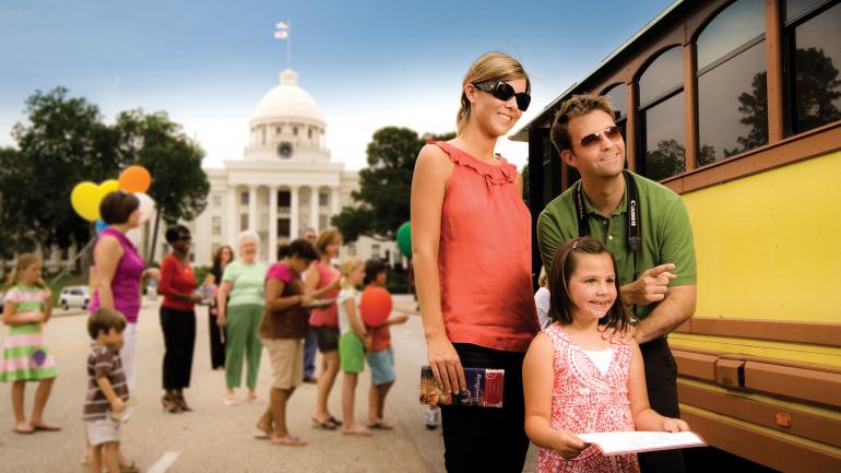 Trolley perto do Capitólio do Alabama, centro de Montgomery