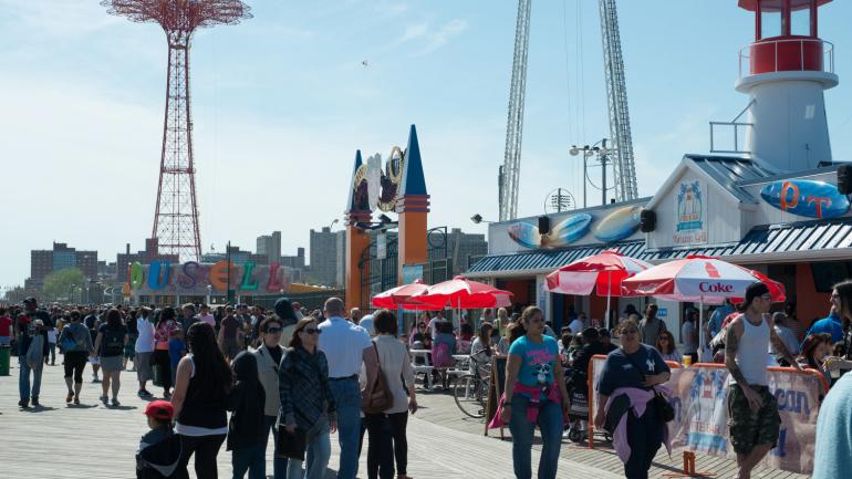 漫步在康尼岛的木板道