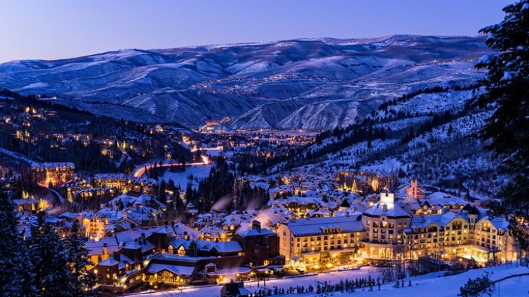 Le domaine skiable de Beaver Creek et sa station illuminée à la tombée de la nuit, Colorado