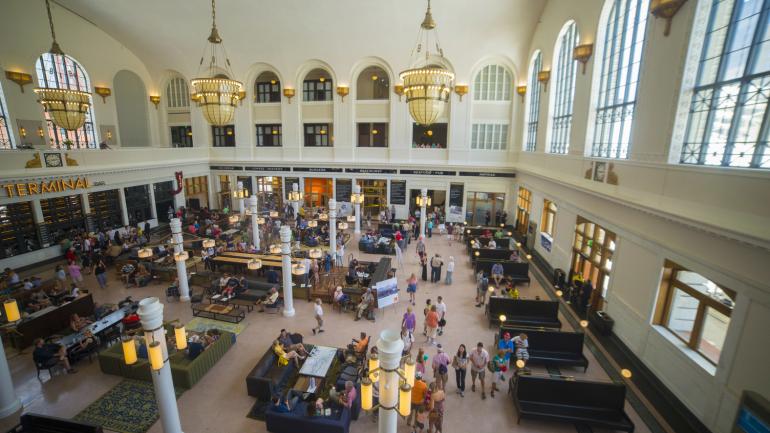 丹佛联合车站枢纽中心的餐饮和精品店