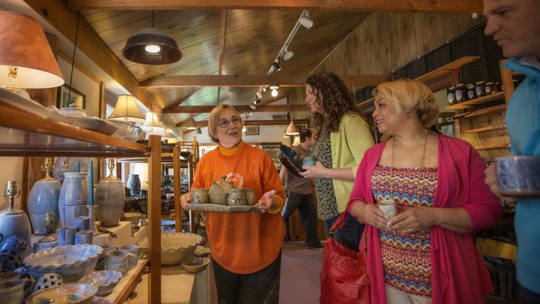 Visitantes compran artículos en cerámica artesanales en Tater Knob Pottery & Farm, en las cercanías de Berea, Kentucky