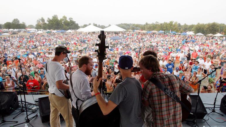 Una banda de bluegrass entretiene a la multitud en el ROMP Festival en Owensboro, Kentucky