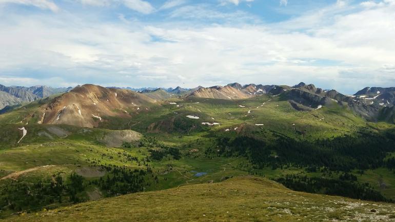 在乌雷附近科罗拉多州高山环线的 Engineer Pass 山口欣赏美景