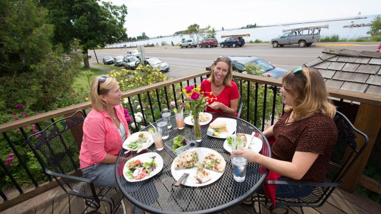 Dîner en plein air avec vue sur le port de Grand Marais