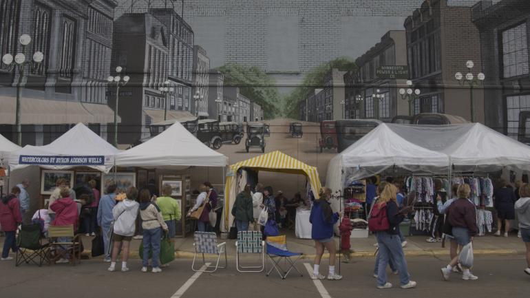 Festival artistique et culturel de Little Falls au milieu de ses fresques