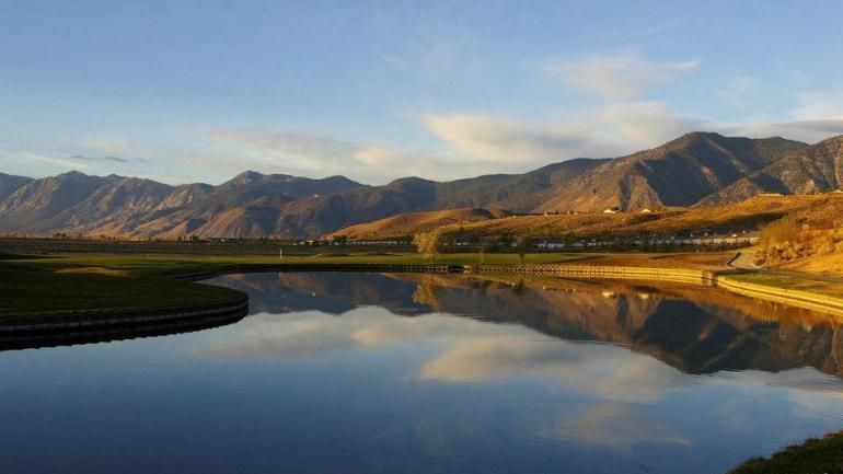 蘇格蘭風格的卡森谷高爾夫球場設有 9 個水坑