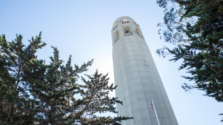 64 公尺高的科伊特塔佇立在電報山山頂，高聳入天