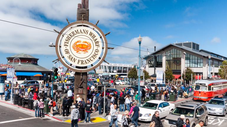 遊客造訪熱門的漁人碼頭