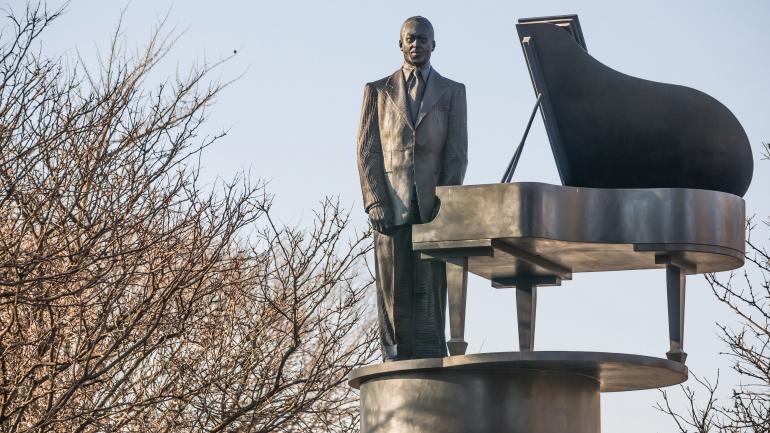 Uma estátua de Duke Ellington, pianista e regente de orquestra, em Harlem, na cidade de Nova York