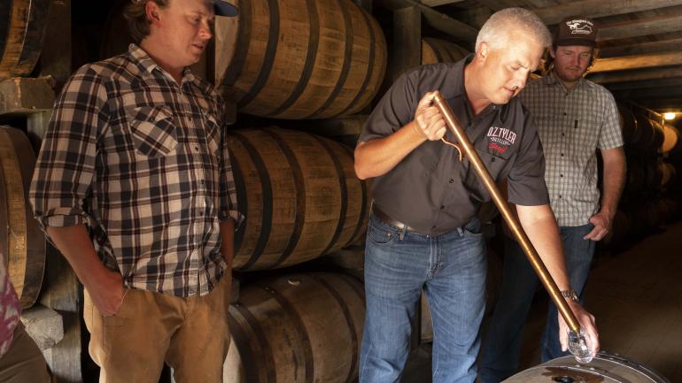 The Wooks en un recorrido por la O.Z. Tyler Distillery