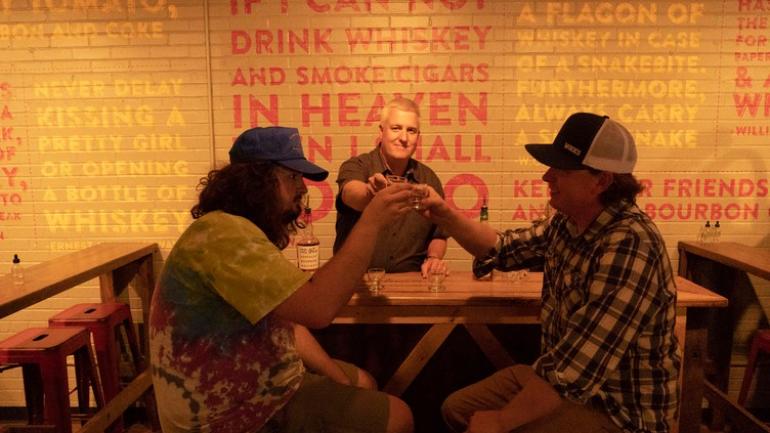 Provando o bourbon do Kentucky em uma sala de degustação de Owensboro