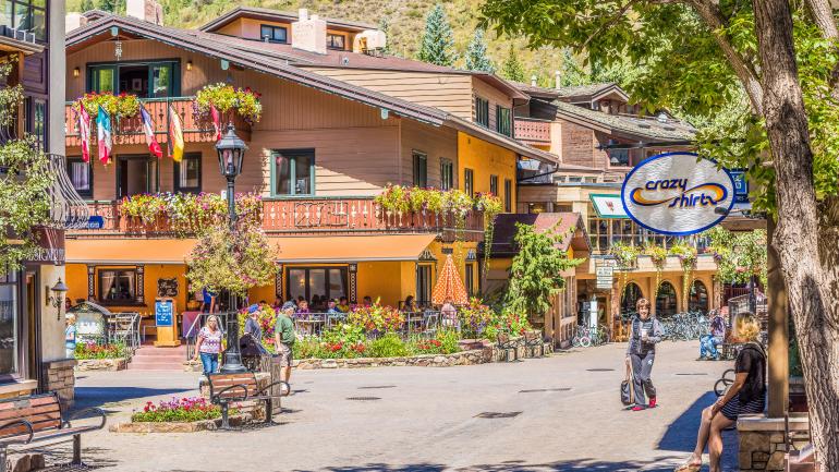 베일 마을의 화사한 여름날