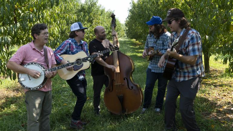 Los The Wooks tocando en una granja cerca de Owensboro