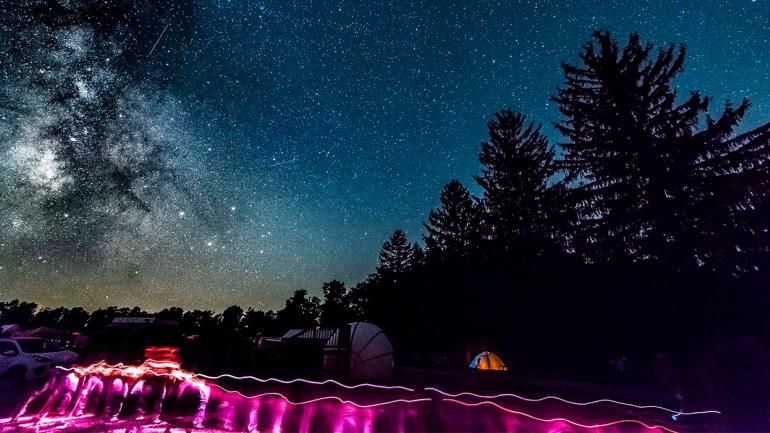 Contemplando el cielo nocturno durante una fiesta estelar en el Cherry Springs State Park, Pensilvania