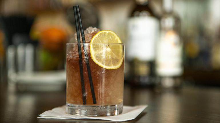 Un coctel preparado artesanalmente para beber en Cure