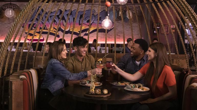 与朋友一起在 Universal CityWalk 的 Antojitos Cocina Mexicana 餐厅用餐