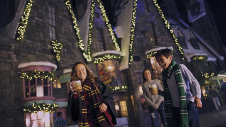 在 The Wizarding World of Harry Potter™ 庆祝圣诞节