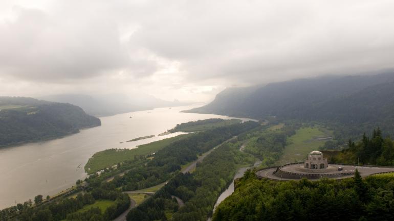 Luftaufnahme des Aussichtspunkts Crown Point und der Columbia River Gorge