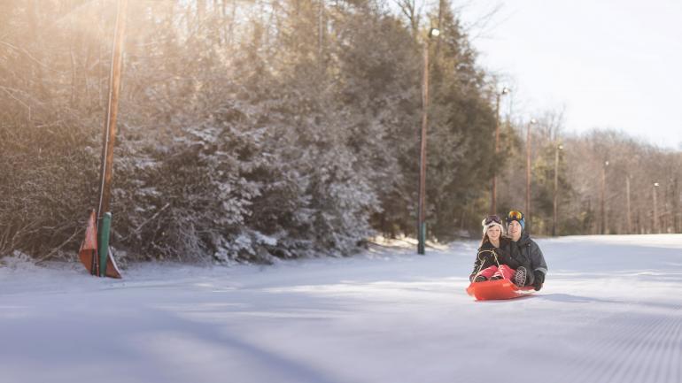 在完美的雪地上体验雪橇滑行的乐趣