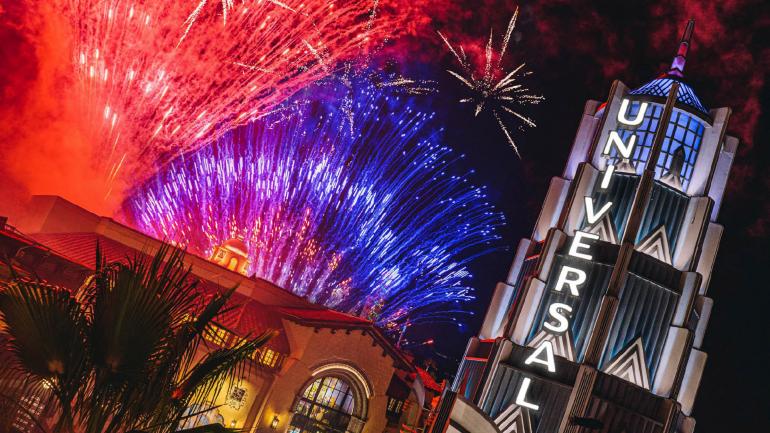 7 月 4 日庆典上的烟花照亮了 Universal Studios Hollywood 夜空
