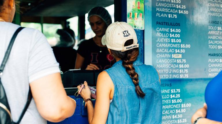 피뇨네스의 길거리 노점에서 음식 주문하기