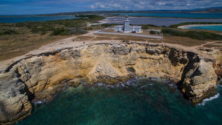 카보 로호 국립 야생동물 보호구역의 해안가 절벽에 자리한 로스 모리요스 라이트하우스