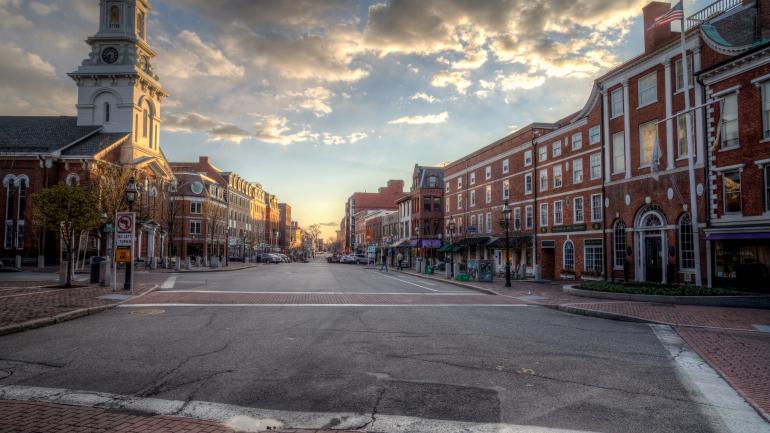 新罕布什尔州朴茨茅斯市中心的国会大街上历史建筑林立