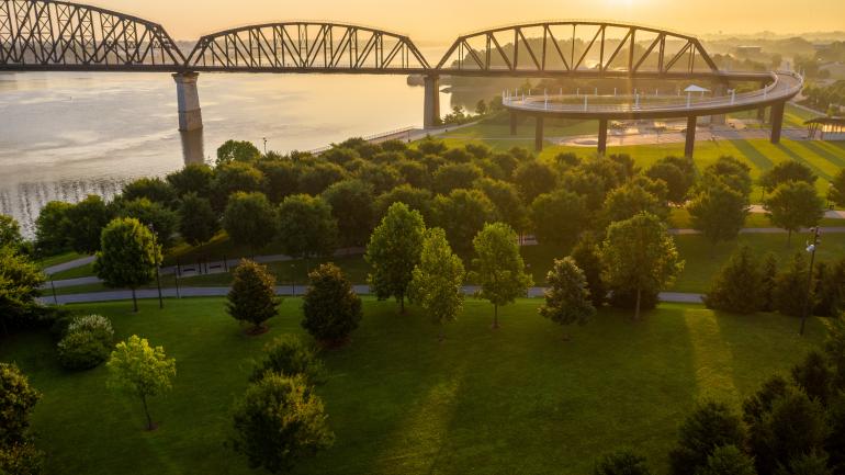워터프런트 공원의 빅 포 다리에서 감상하는 해질녘 풍경