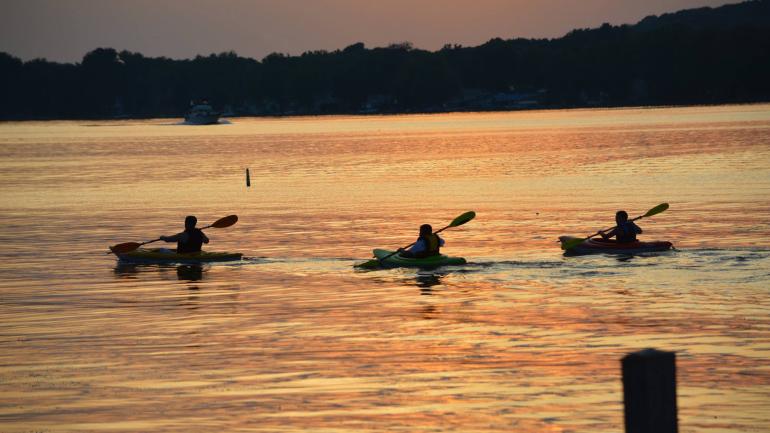 Kayak en el Lake Chautauqua en Chautauqua Institution en el estado de Nueva York