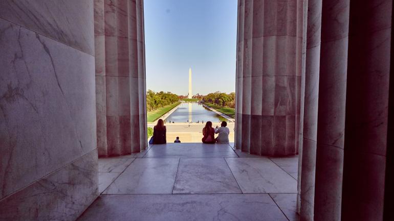 워싱턴 D.C.의 링컨 기념관에서 바라본 워싱턴 기념탑