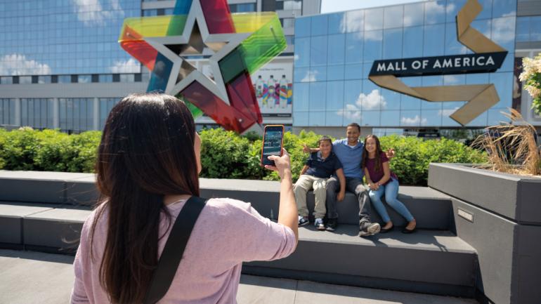 미네소타주 블루밍톤의 몰 오브 아메리카 밖에서 사진 촬영을 위해 포즈를 취하는 가족
