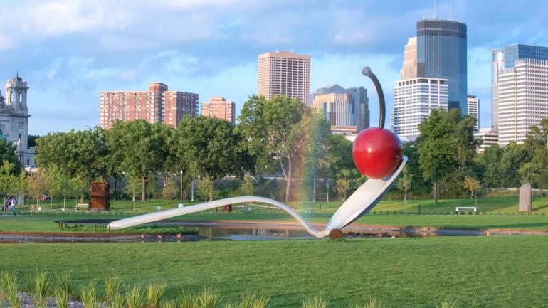 미네소타주의 미니애폴리스 조각 공원에 있는 클래스 올덴버그와 코샤 반 브르군이 공동 제작한 스푼브리지 앤 체리 조각품