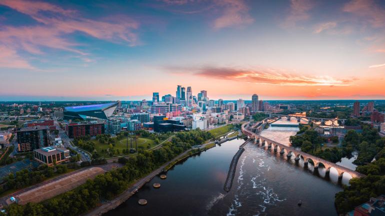 상공에서 내려다 본 미시시피강과 미네소타주 미니애폴리스 풍경과 스카이라인