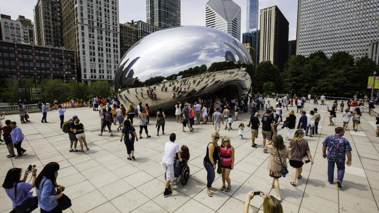 일리노이주 시카고의 밀레니엄 공원에 있는 더 빈 앞에서 사진 촬영을 위해 포즈 취하기