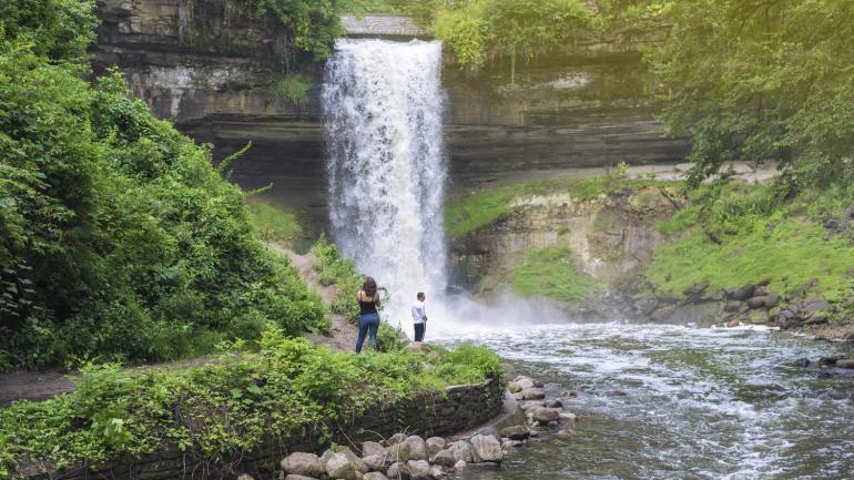 미네소타주 미니애폴리스에 있는 미네하하 폭포와 미네하하 지역 공원 촬영