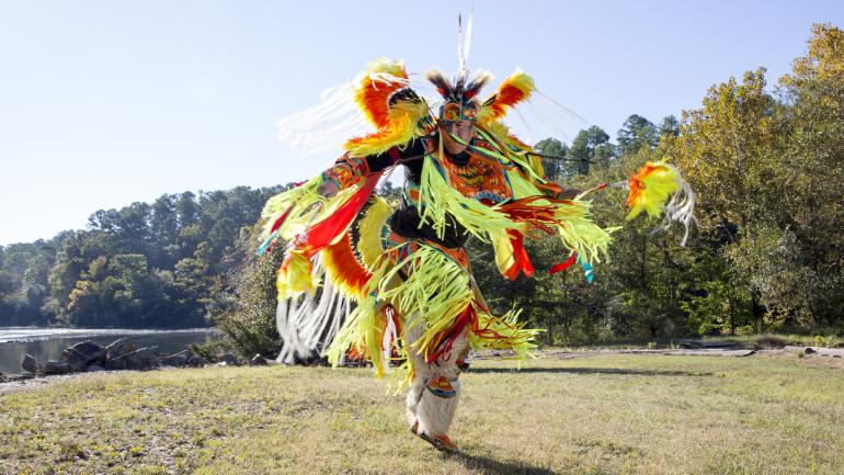 在俄克拉荷马州的文化节日上表演的切罗基艳丽舞者
