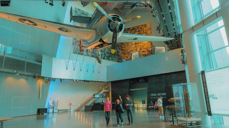 Una aeronave histórica en exhibición en el National WWII Museum (Museo Nacional de WWII)