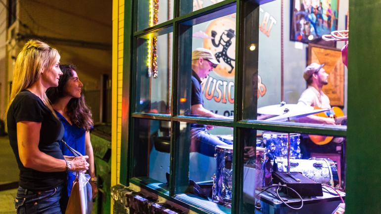 Una vidriera para elegir opciones de entretenimiento nocturno en Frenchmen Street