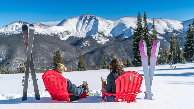 在温特帕克滑雪度假村休息片刻，于独特的座位上欣赏美景，品尝美食
