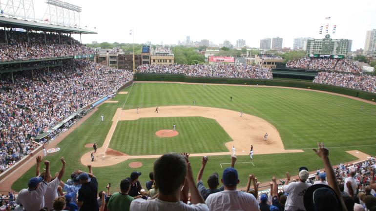 Jubelnde Fans bei einem Heimspiel der Chicago Cubs im Wrigley Field