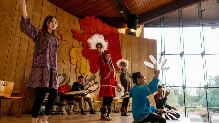 Demostración cultural en el Alaska Native Heritage Center