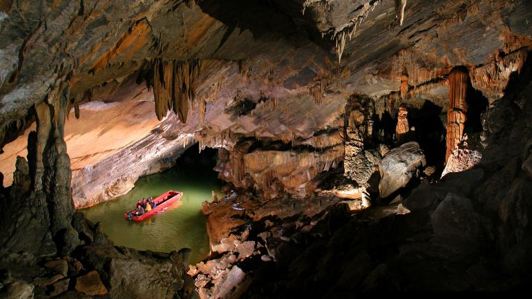 佩恩洞穴和野生动物公园地下游船观光