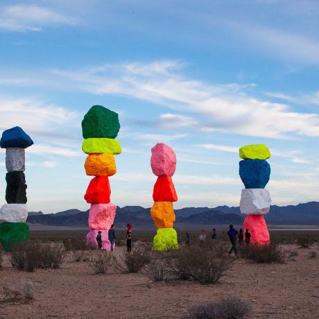 L’installation artistique Seven Magic Mountains colore la vallée d’Ivanpah, près de Las Vegas, Nevada